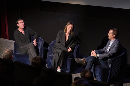 Mark Mylod (izquierda) y Francesca Gardiner, responsables de la adaptación televisiva de Harry Potter, charlan con Casey Bloys, ejecutivo de HBO y Max, este jueves durante el Max Global Content Showcase 2025.