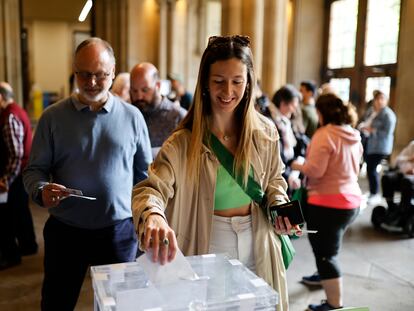 Votantes en un colegio electoral de Barcelona en las autonómicas del pasado 12 de mayo.