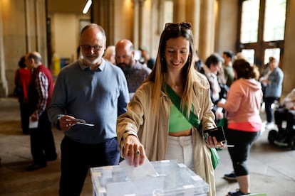 Votantes en un colegio electoral de Barcelona en las autonómicas del pasado 12 de mayo.