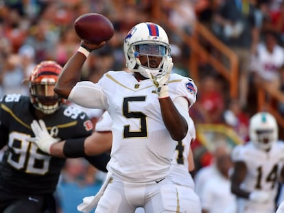 Tyrod Taylor, del equipo Rice en un lance del juego