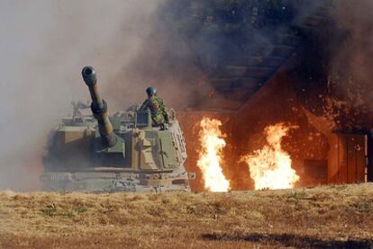 Un soldado surcoreano contempla desde el tanque el fuego causado por la artillería del país vecino, el pasado martes en la isla de Yeonpyeong.