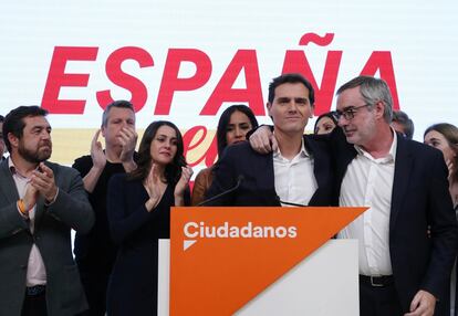 El líder de Ciudadanos, Albert Rivera (segundo por la derecha), y el secretario general, José Manuel Villegas (a la derecha), durante la valoración electoral del partido, este domingo en Madrid.