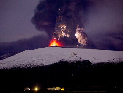Imagen del volcán islandés Eyjafjalla de la noche de ayer, en la que se ve que sigue en erupción y despidiendo lava.