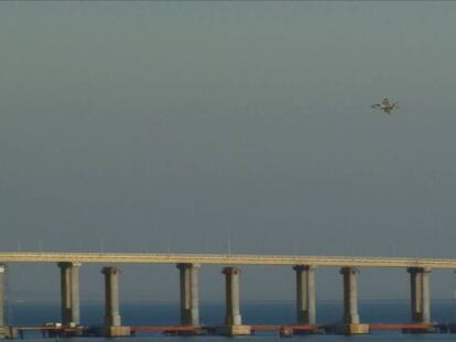 Dos cazas rusos sobrevuelan el puente sobre el estrecho que da al mar de Azov.