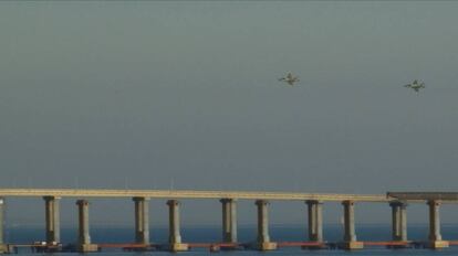 Dos cazas rusos sobrevuelan el puente sobre el estrecho que da al mar de Azov.