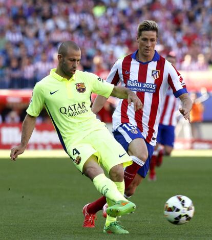 Fernando Torres disputa el balón a Mascherano