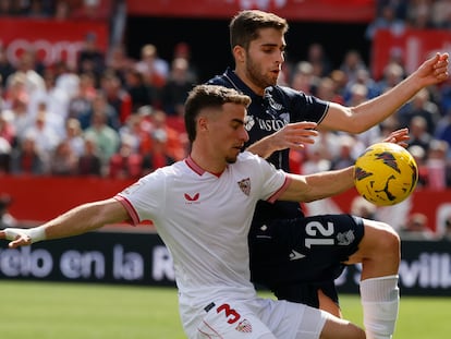 Pedrosa, lateral del Sevilla, controla el balón ante el realista Zakharyan.