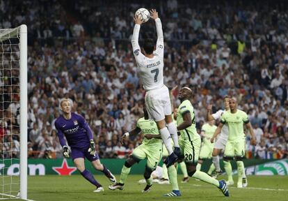 Cristiano Ronaldo coge el balón después que que pitaran fuera de juego.
