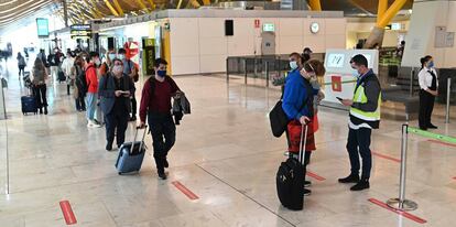 Controles en la terminal T4 del aeropuerto de Adolfo Suárez-Barajas de Madrid.