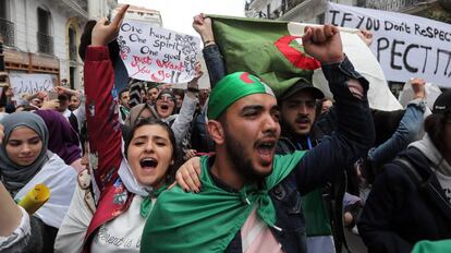 Estudiantes protestan contra el presidente Abdelaziz Buteflika en Argel (Argelia).