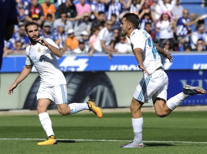 Ceballos celebra el gol marcado ante el Alavés en presencia de Carvajal.