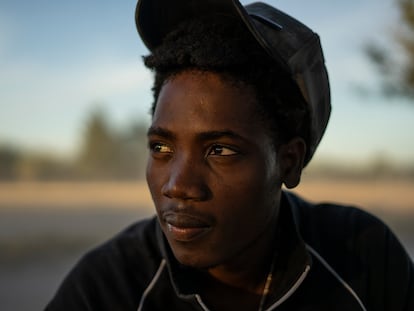 Alexander Lundi, um migrante de 23 anos do Haiti, fotografado no campo montado em Ciudad Acuña (México), em 22 de setembro de 2021.