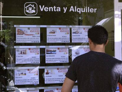 Vista de un escaparate de una inmobiliaria en Madrid. 