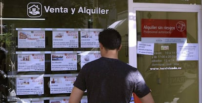 Vista de un escaparate de una inmobiliaria en Madrid. 