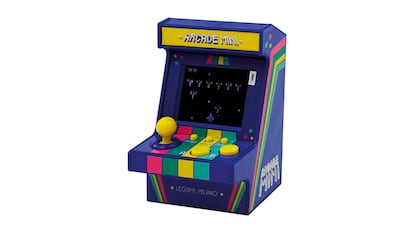 Consola retro portátil sobre fondo blanco.