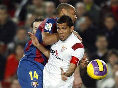 Henry y Alves pugnan por el balón.