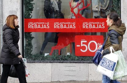 Comercio en rebajas en la Puerta del Sol de Madrid. El repunte del consumo est&aacute; tirando de la recuperaci&oacute;n.