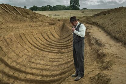 Ralph Fiennes como el arqueólogo Brown, en 'La excavación'.