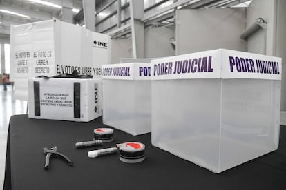 Distribución de material electoral para los comicios del próximo 1 de junio.