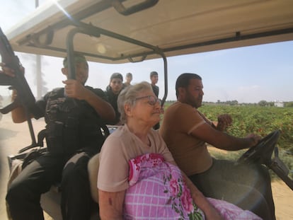 Un grupo de milicianos trasladaban el sábado en la franja de Gaza a una anciana israelí capturada en el kibutz Kfar Azza.