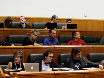 Los parlamentarios de EH Bildu, con Laura Mintegi en primera fila a la izquierda, en el pleno de la Cámara de Vitoria.