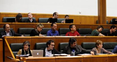 Los parlamentarios de EH Bildu, con Laura Mintegi en primera fila a la izquierda, en el pleno de la Cámara de Vitoria.