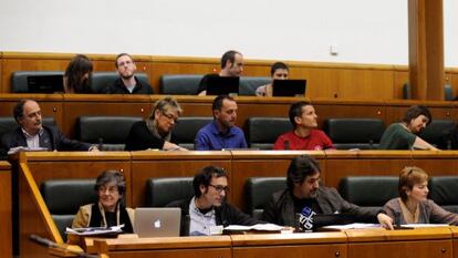 Los parlamentarios de EH Bildu, con Laura Mintegi en primera fila a la izquierda, en el pleno de la Cámara de Vitoria.