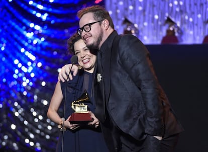 Os mexicanos Natalia Lafourcade e Leonel García, que triunfaram no Grammy Latino de 2015.