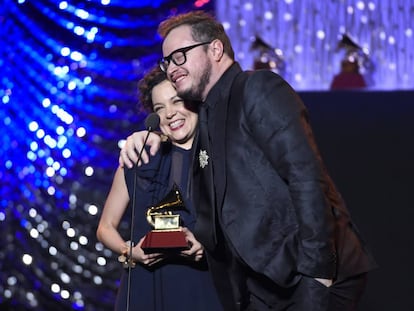 Os mexicanos Natalia Lafourcade e Leonel García, que triunfaram no Grammy Latino de 2015.