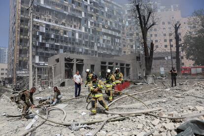 Rescue workers work near the rubble of a building bombed by Russian missiles this Monday in Kiev. 