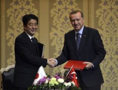 Imagen facilitada por al agencia de noticias turca Anadolu, que muestra al primer ministro japonés Shinzo Abe (i) tras la firma de unos acuerdos bilaterales con el primer ministro turco Recep Tayyip Erdogan (d) en Ankara, Turquía hoy 3 de mayo de 2013.