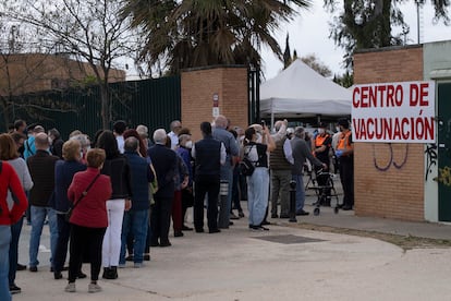 Colas en el acceso al pabellón deportivo del Sadus de la Universidad de Sevilla, este jueves.
