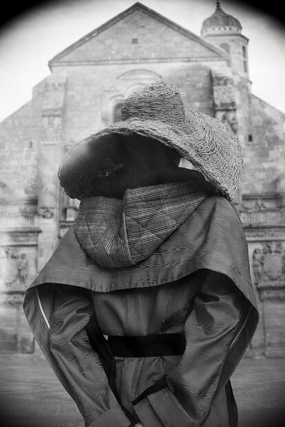 Marta con trench bicolor en tejido técnico y sombrero de esparto de UBEDÍES ARTESANOS. Al fondo, la Sacra Capilla Funeraria de El Salvador del Mundo, uno de los mejores ejemplos de urbanismo renacentista de Europa. Modelo: Marta del Caño (View Model Management). Maquillaje y peluquería: Yurema Villa (Ana Prado) para 3INA y Mön Icon Team. Asistente de fotografía: Eduardo P. Ortiz. Agradecimientos: Ayuntamiento de Úbeda.