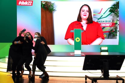 Afiliados de Los Verdes se hacían una foto con la nueva colíder del partido, Ricarda Lang, en la pantalla posterior, durante el congreso telemático celebrado este sábado.