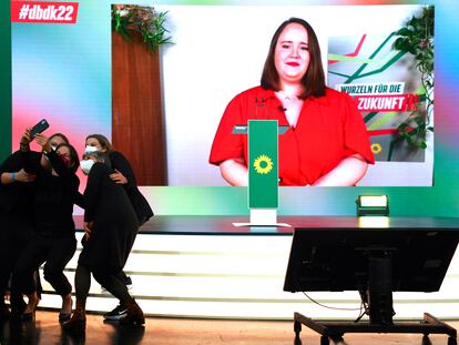 Afiliados de Los Verdes se hacían una foto con la nueva colíder del partido, Ricarda Lang, en la pantalla posterior, durante el congreso telemático celebrado este sábado.