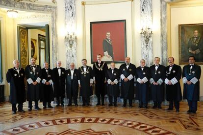 El rey Felipe VI, con los cargos del poder judicial en el salón de plenos del Tribunal Supremo.