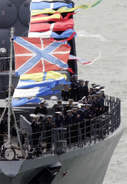 Soldados rusos saludan el paso de la reina Isabel de Inglaterra (que no aparece en la foto), ayer en Solent.