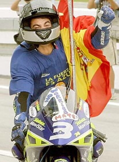 Daniel Pedrosa levanta el puño en señal de triunfo, ayer, en el circuito malayo de Sepang.