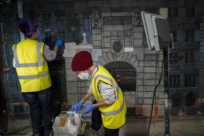 Irene González, en primer término, y Leticia Sáinz restauran un mosaico de Miguel Durán Loriga en las obras de la estación de Metro de Gran Vía.