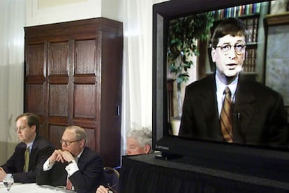 En 1999, una veintena de estados de EE UU y el propio Gobierno Federal denunciaron a Microsoft por utilizar su posición de dominio en el mercado de los sistemas operativos para imponer su navegador Internet Explorer. Gates tuvo que declarar en un juicio que se cerró con la condena a la empresa de Redmond por prácticas monopolistas, veredicto que se repetiría en 2005 en la Unión Europea.