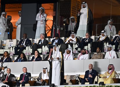 El emir de Qatar, Tamim bin Hamad Al Thani (de pie en el centro de la foto), ha pronunciado este domingo el discurso inaugural del Mundial 2022 en el estadio Al Bayt, en la ciudad de Jor. “Qué maravilloso que la gente pueda poner a un lado lo que los divide y celebrar la diversidad y lo que une a todos a la vez”, ha declarado el emir en un palco sin apenas presencia de mujeres. Apenas 24 horas antes, el presidente de la FIFA, Gianni Infantino, había dicho algo muy parecido al responder a una pregunta: si no se arrepentía, como su predecesor, Joseph Blatter, de haber llevado el torneo a un país que discrimina a las mujeres y criminaliza la homosexualidad. 