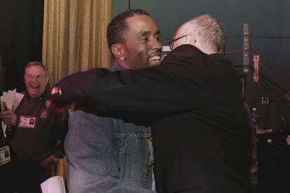 El productor de la ceremonia, Gil Cates, abraza al cantante Sean Combs, antes conocido como Puff Daddy, que intervendrá en la gala.