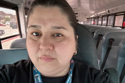 Rina Flores, de 39 años, manejando uno de los buses escolares del distrito Lamar, a unos 40 minutos al suroeste del centro de Houston