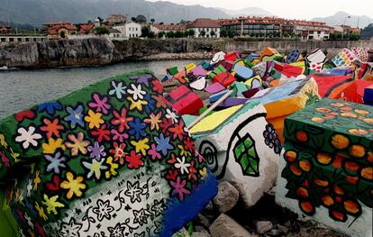 Puerto de Llanes con los cubos de hormigón pintados por Ibarrola. "Muchos artistas piensan que la naturaleza se ha construido a sí misma. Yo pienso lo contrario, que el paisaje ha sido construido por el hombre desde que este existe", así explica los 'Cubos de la memoria'.