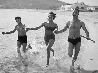 Ava Gardner, flanquejada pels seus companys John Laurie i Nigel Patrick (Hostal La Gavina).