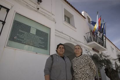 Las portavoces de la plataforma Guadiana Despierta, en la fachada del Ayuntamiento de Guadiana del Caudillo, Badajoz.