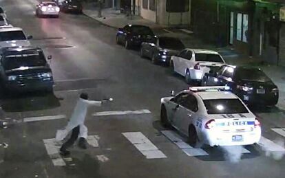 Instante en el que Archer dispara contra el agente de policía.