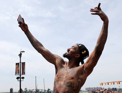 JR Smith se fotografía durante la celebración del título de los Cavaliers en 2016.