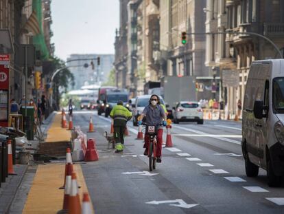 Obres a Via Laietana de construcció del nou carril bici. 