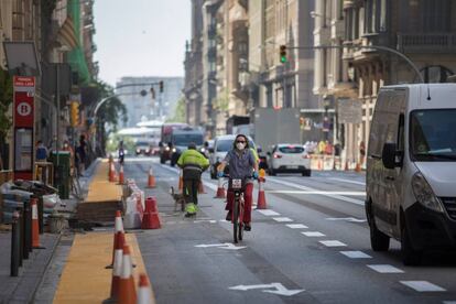 Obres a Via Laietana de construcció del nou carril bici.